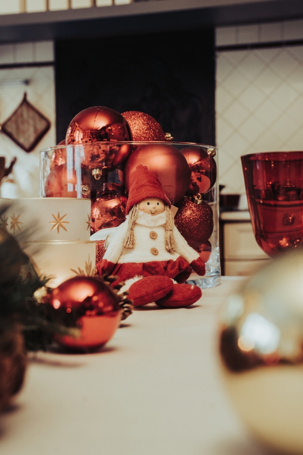 Kerstpop met rode versieringen